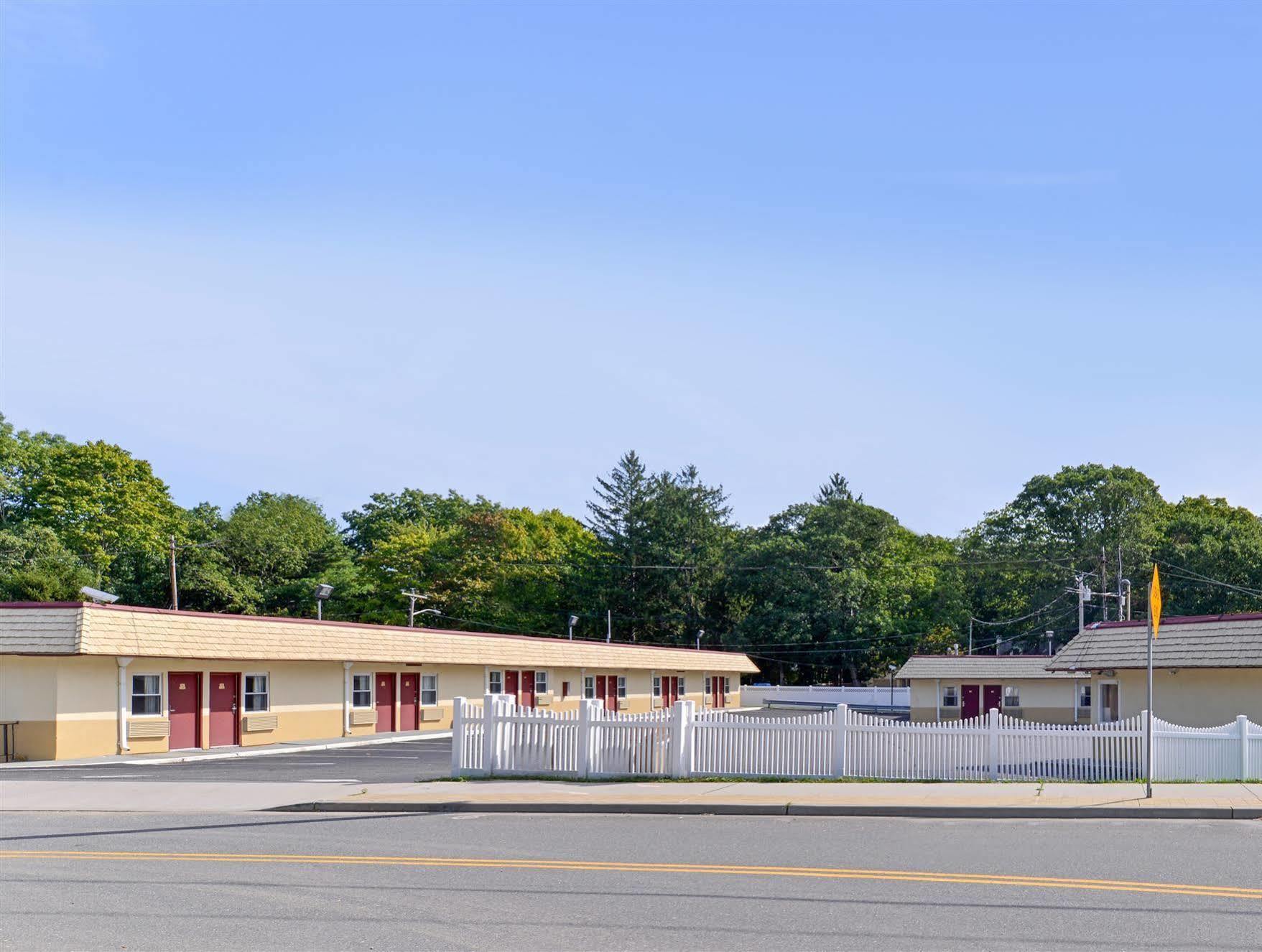 Americas Best Value Inn - Port Jefferson Station - Long Island Exterior photo